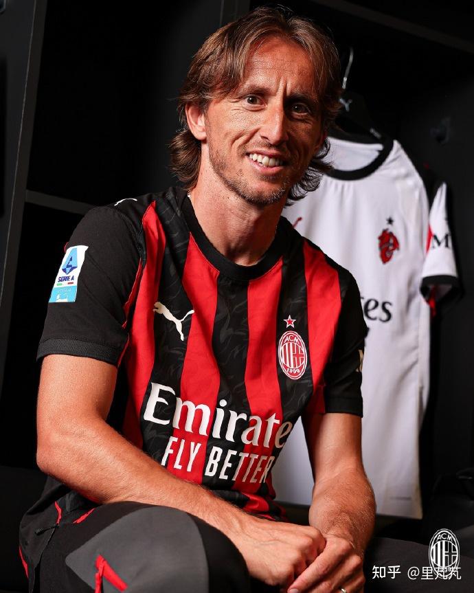 瑞奇·韩德森在达成纪录后举起垒包高喊“我是最伟大的”，展现其独特个性