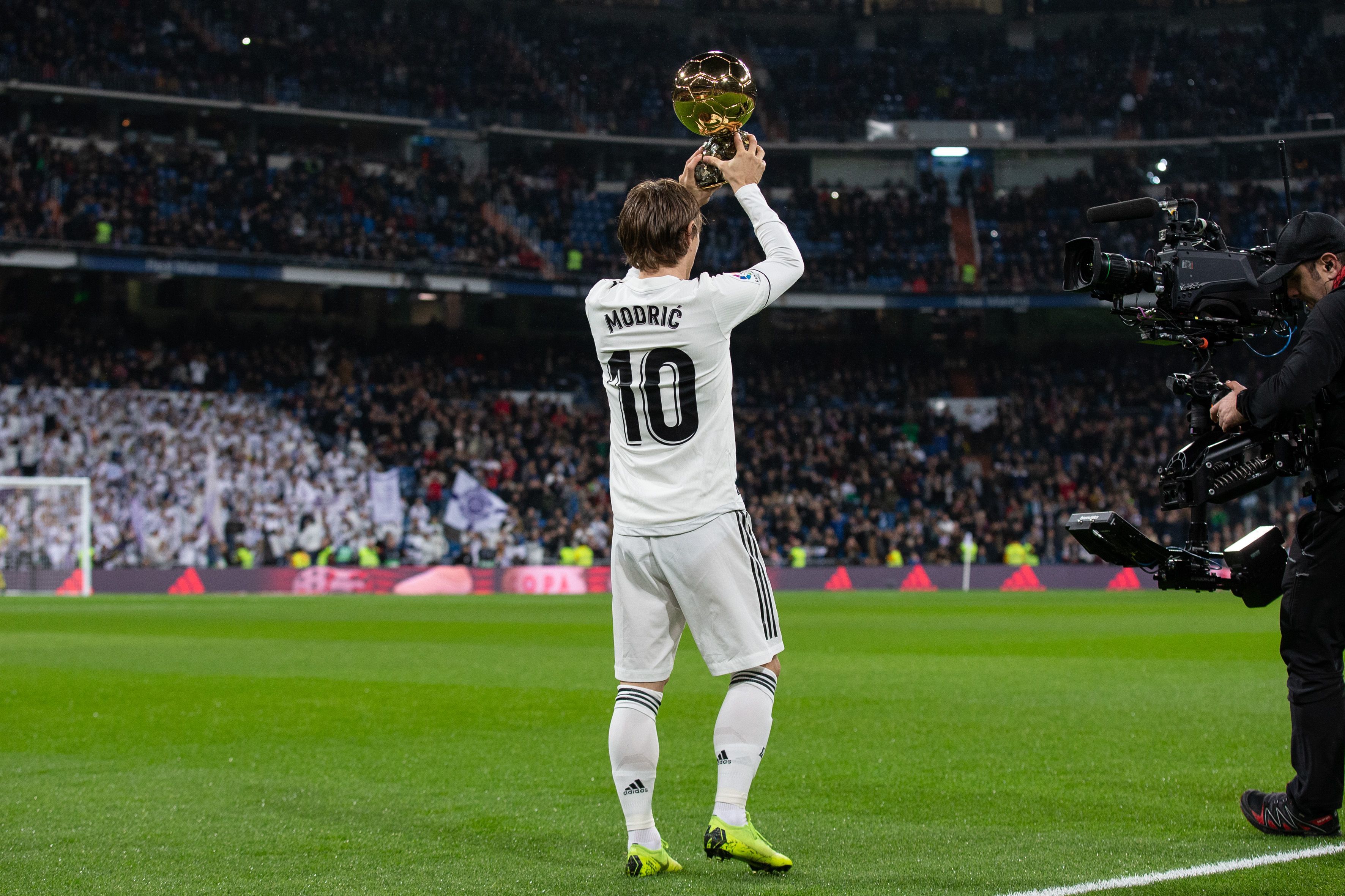 德媒：拜仁欧战主场收入场均570万欧排欧洲第五，皇马居首