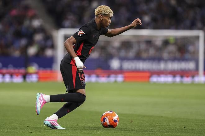 25岁职业球员改行卖肠粉：对中国足球死心了