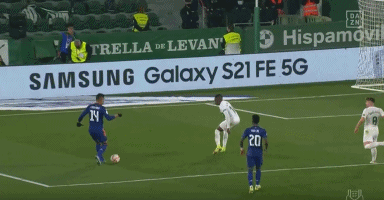 女球迷采访：来自新疆的帅气姑娘，是C罗让她走上绿茵场