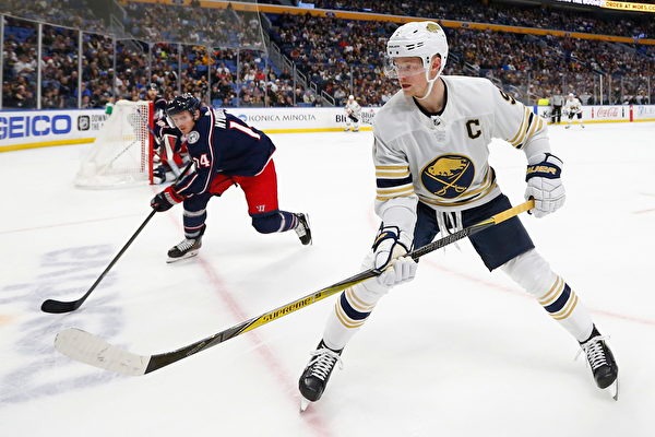 干扰球！詹姆斯投篮皮球明显下落 被对手扇飞